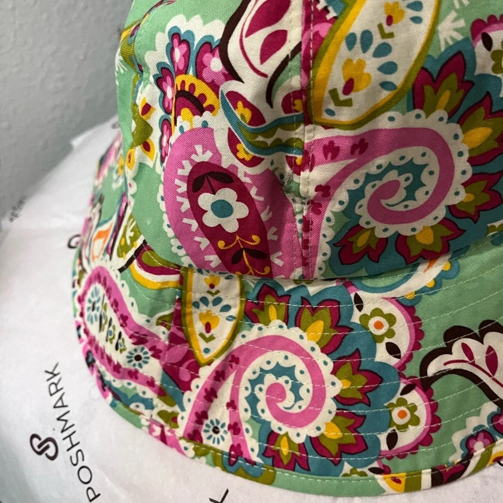 VERA BRADLEY NWOT AUTHENTIC TUTTI FRUTTI GREEN PAISLEY REVERSIBLE BUCKET HAT